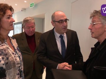 Actiegroep tegen stankoverlast vuilstort Medemblik overhandigde 1500 handtekeningen aan Adnan Tekin
