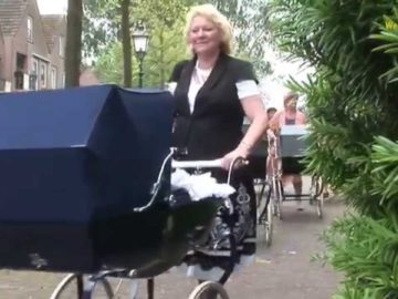 Bonte parade van Kinderwagens door Hoornse binnenstad