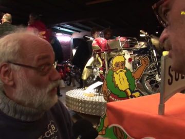 Bromfietsenshow in café  De Harmonie te Oosterblokker