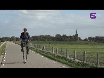 Canadees rijdt op hoge Bi-fiets door Westfriesland