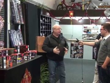 De vuurwerkspecialist Moped Brommershop op de Oude veiling