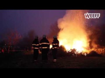 Drukte bij de kerstboomverbranding