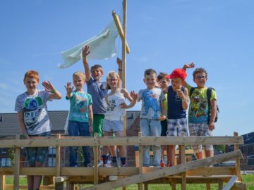 Eerste huttenbouw Bangert en Oosterpolder Zwaag