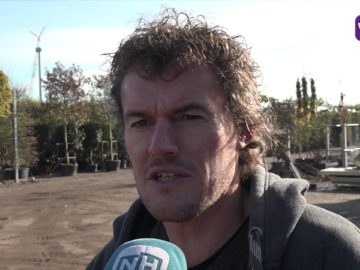 Eerste windmolen Windpark Zwaagdijk staat, omwonenden nog steeds boos.