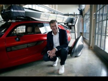 Enkhuizer Ted den Ouden onthuld zijn vliegen de auto
