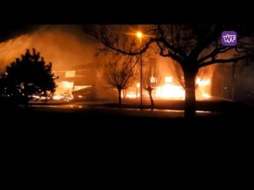 Enorme vuurzee verwoest bedrijfspanden Zwaag