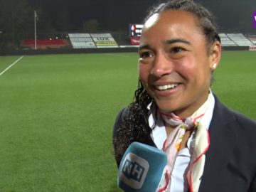 Franca Overtoom maakt foutloos debuut als assistent-scheidsrechter betaald voetbal