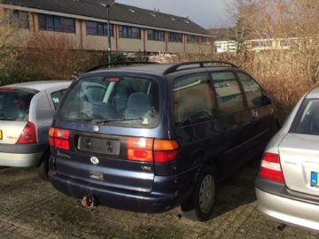 Gemeente kan autowrak na 3 jaar niet weghalen: ‘juridisch niet mogelijk’