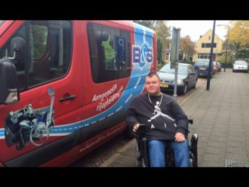 Help Dennis (24) aan een aangepaste bus