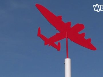 Herdenkingspalen voor gecrashte vliegtuigen in Andijk