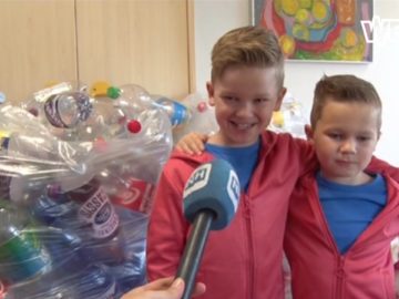 Hoornse broertjes zamelen flessen in om zieke zus te helpen