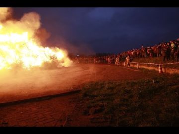 Kerstboomverbranding Avenhorn, inbreng Kerstbomen leidt tot vreugdevuur