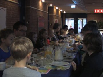 Kinderen ontbijten met de burgemeester
