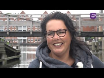 Kirsten Koning vaart het koningspaar door de haven van Hoorn