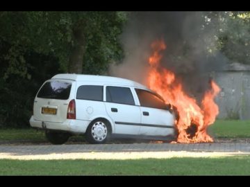 Korte maar felle autobrand verwoest personenauto