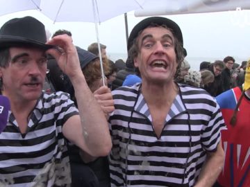 Koude, maar gezellige nieuwjaarsduik Enkhuizen