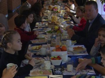 Leerlingen IBS Elif ontbijten in stadhuis
