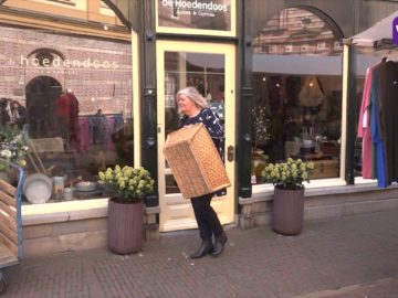 Marktkraam blokkeert etalage van de Hoedendoos in Enkhuizen