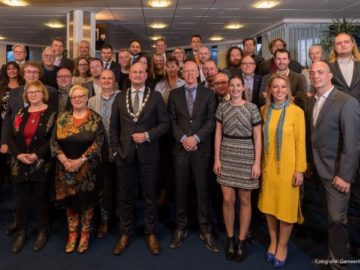 Nieuwe raadsleden gemeente Hoorn leggen de eed af.