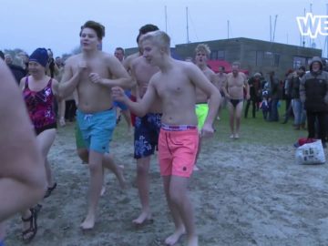 Nieuwjaarsduik Medemblik: ‘het valt wel mee hoor met de kou’
