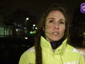 Omwonenden Emmalaan Hoorn in pyama op straat vanwege brand in bestelbus