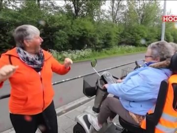 Oudjes racen op scootmobielen