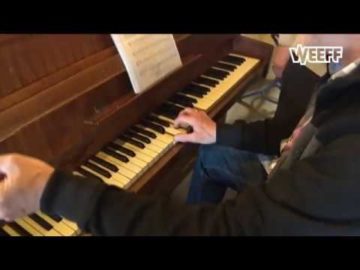 Pianoleraar Andijk heeft een missie: openbare piano’s in heel Noord-Holland