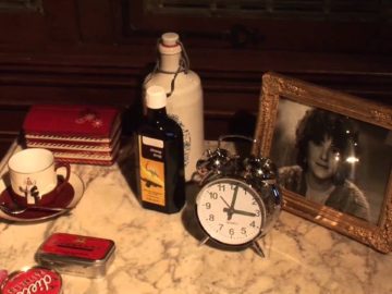 Pietje Testbeeld op zoek naar het logeeradres van Sinterklaas in Hoorn.