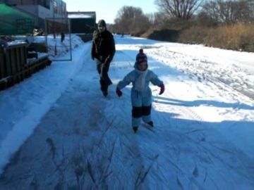 Schaatsen over de slootjes van Grootebroek en Bovenkarspel (10-2-2012)