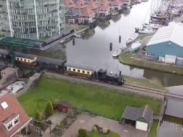Stoomtrein vs oldtimer vs drone SHM Hoorn Medemblik