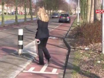 Zwarte tape gespannen over fietspad